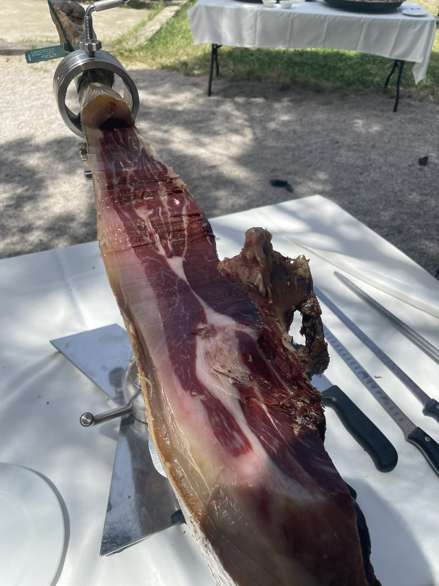 Jamón ibérico de bellota en jamonero profesional preparado para corte artesanal