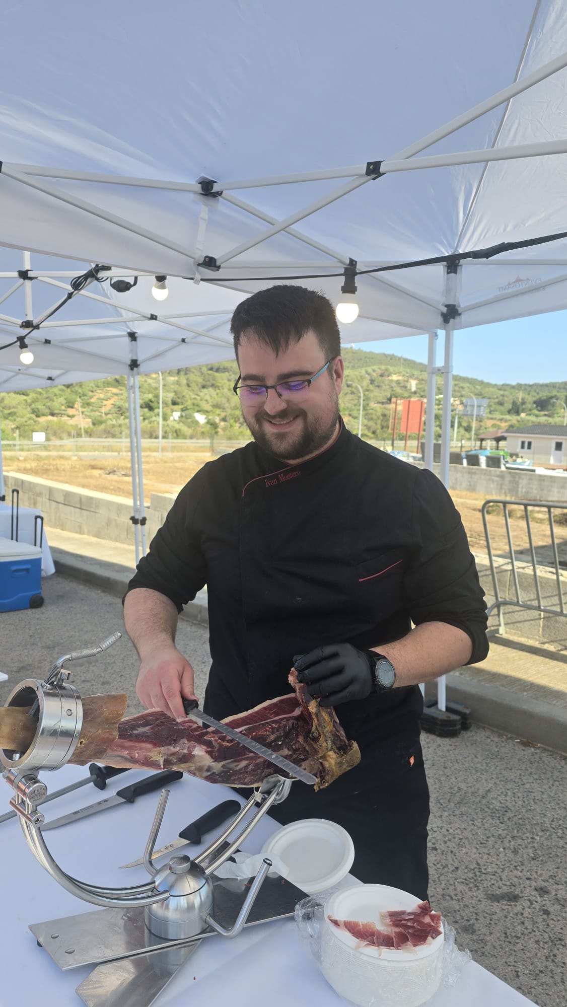 Cortador de jamón profesional Ivan Montero durante servicio de corte en boda en Tarragona
