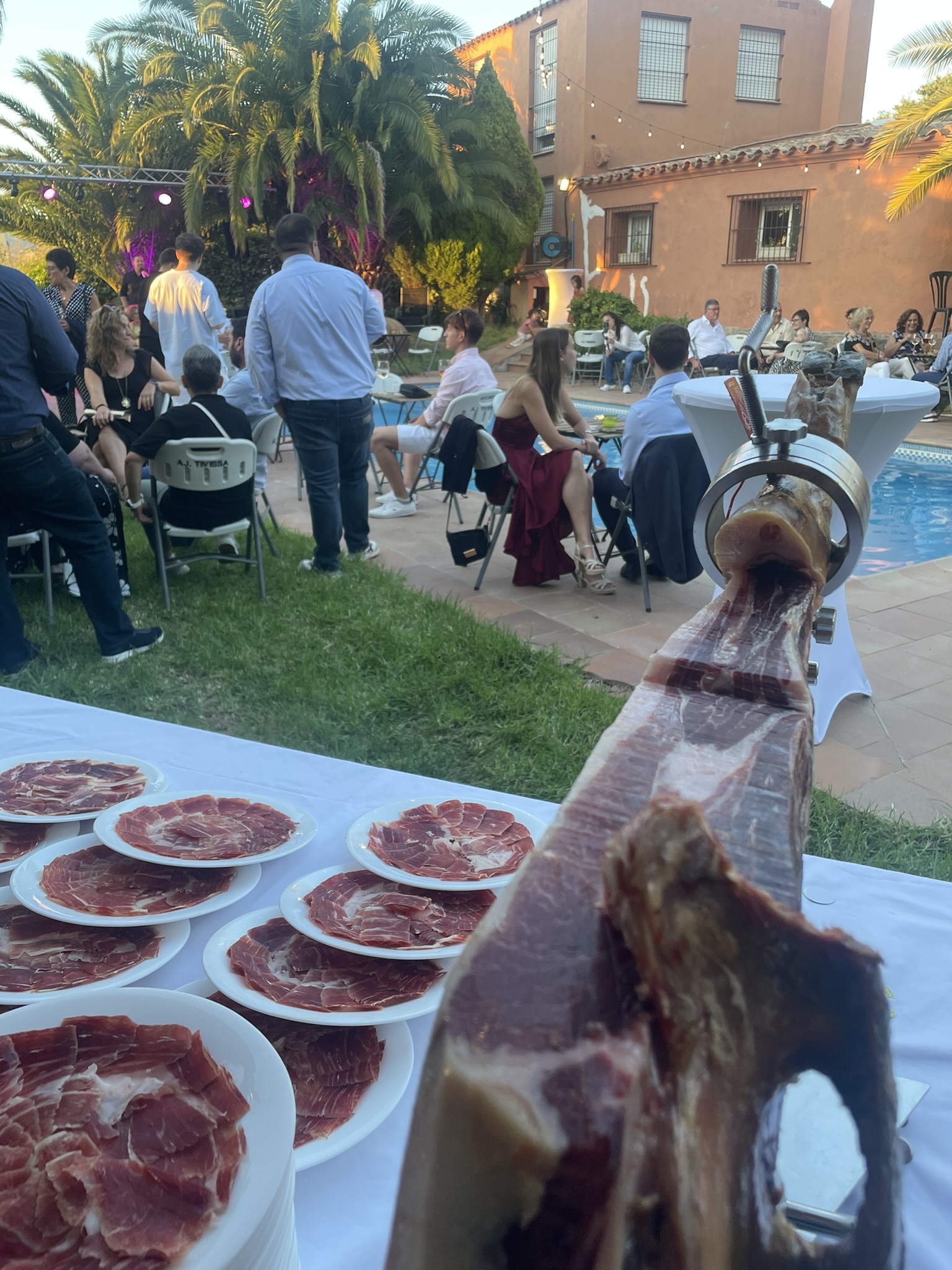 Servicio de cortador de jamón en evento con piscina en Tarragona