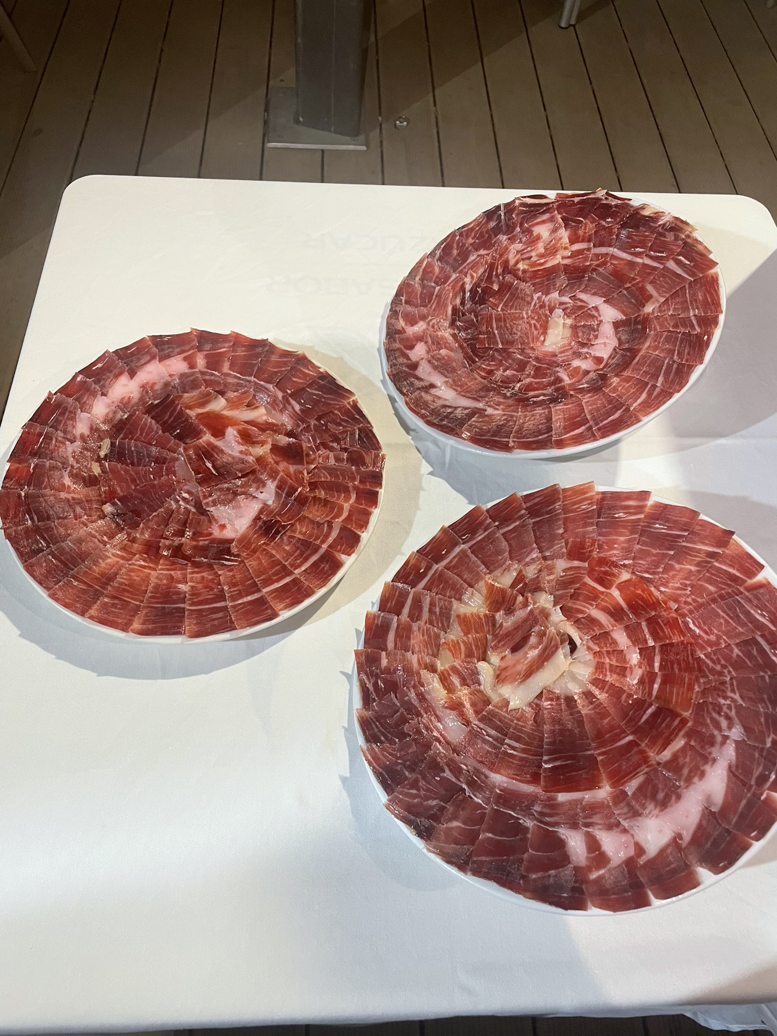 Platos de jamón ibérico cortado artesanalmente por Ivan Montero en celebración en Terres de l'Ebre