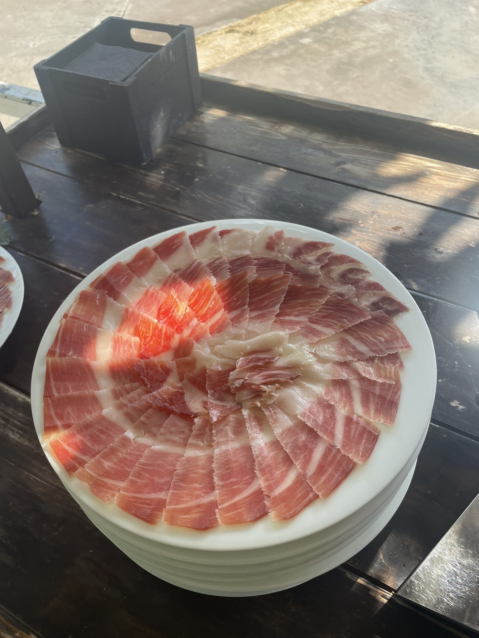 Plato de jamón ibérico cortado a cuchillo — servicio profesional en Tortosa