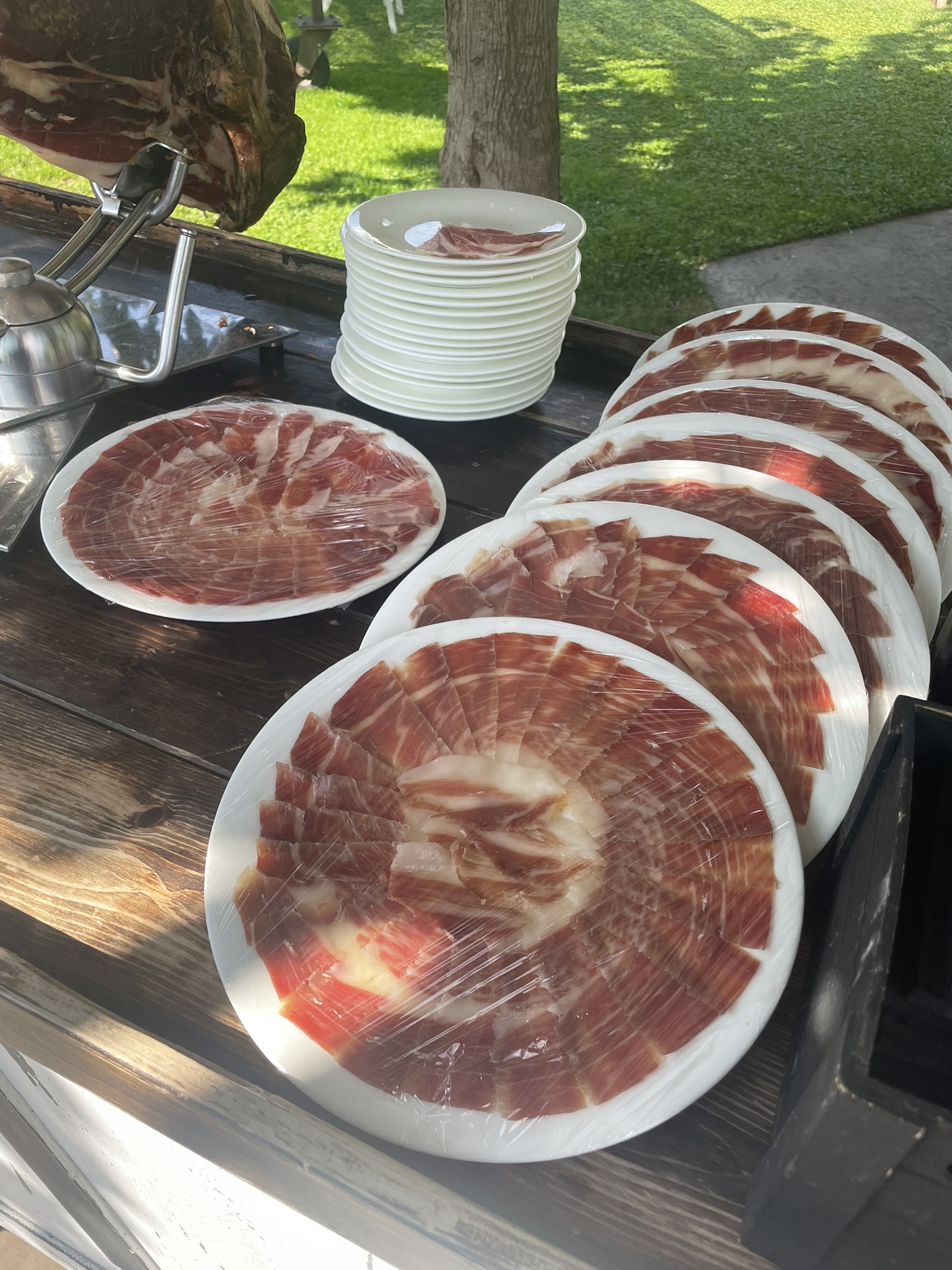 Mesa de jamón ibérico cortado para evento gastronómico en Terres de l'Ebre