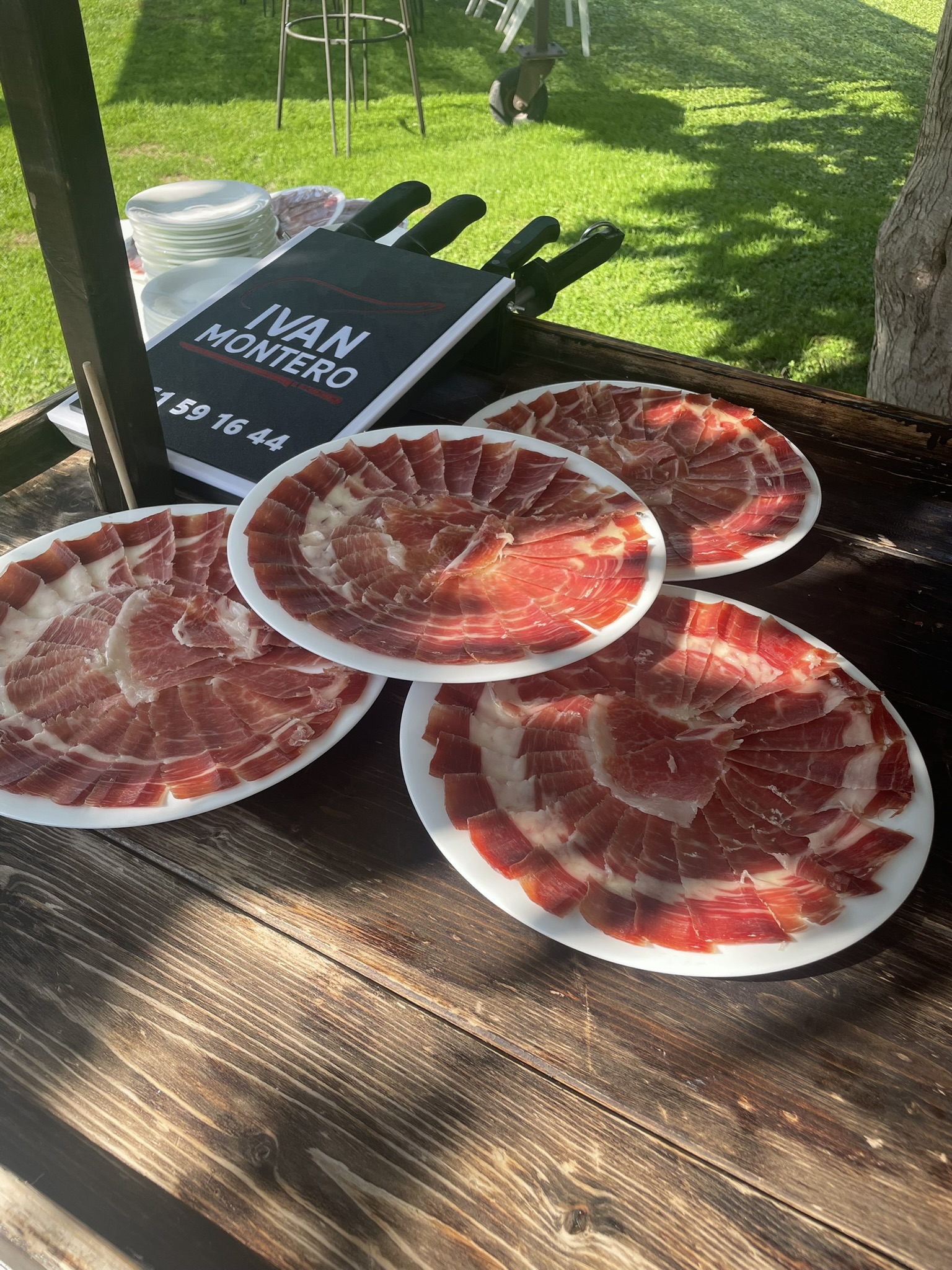 Detalle de platos de jamón ibérico cortado a mano en Tortosa