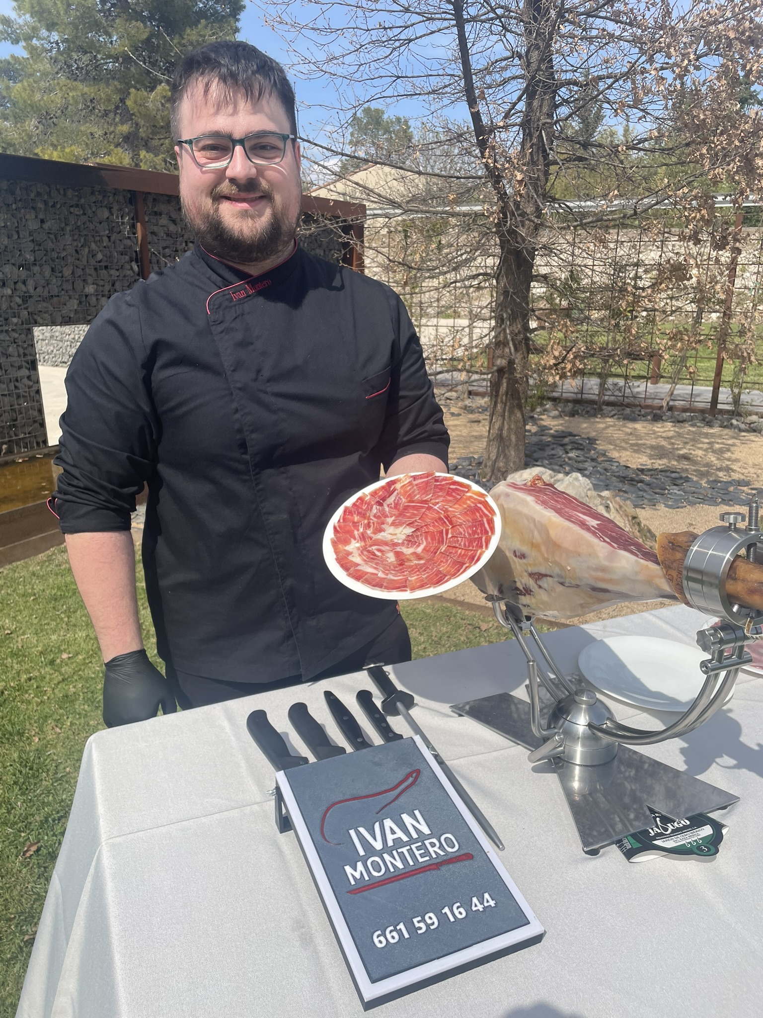 Ivan Montero Grau, cortador profesional de jamón ibérico en Tortosa, presentando platos de jamón cortado a cuchillo