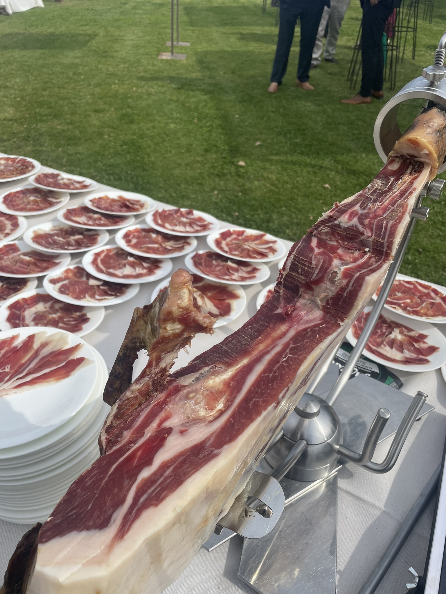 Pieza de jamón ibérico y platos en evento corporativo en Tarragona